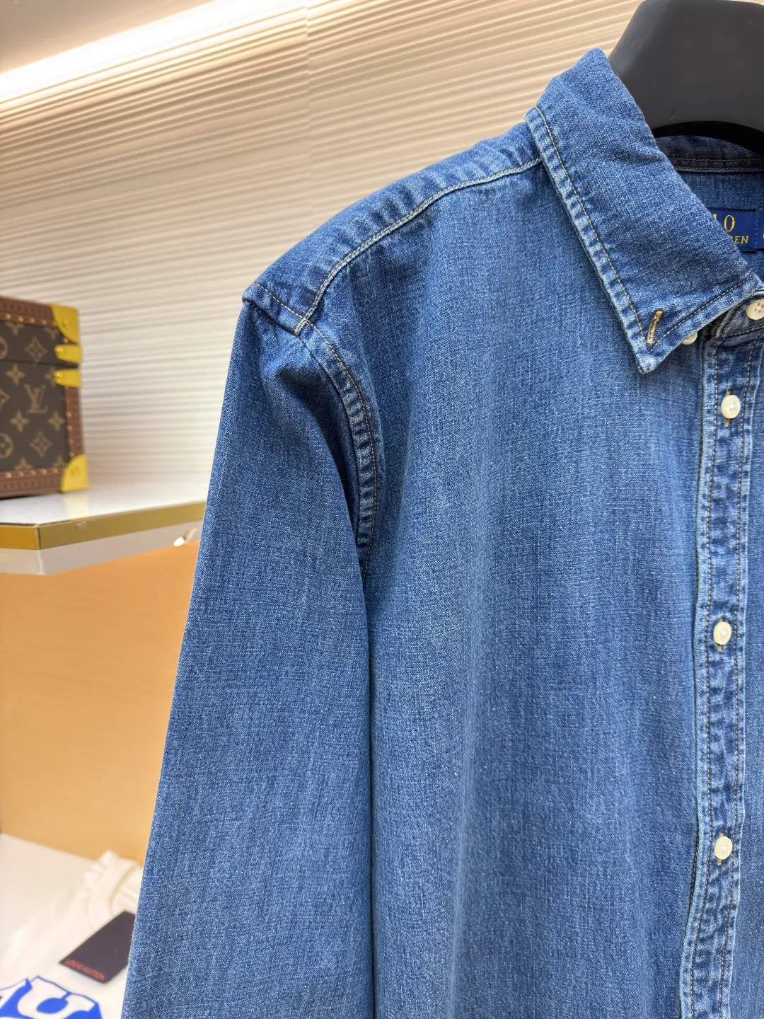P450 Ralph Lauren colorful embroidered denim shirt ●Original version: Purchased and developed at 1790 ●Item number: 1682021-A95 ●Material: ring yarn denim fabric ●Technology: embroidery production ●Color: washed blue ●Version: fitted version ●Weight: about 520 grams ●Size: S-M-L-XL ●Description: Customized mellow thick weave twill ring yarn denim, soft and silky, comfortable and close to the skin, matte indigo A denim poem dyed with time. The exquisite colorful pony logo on the left chest jumps into indigo. It is highly recognizable. It carries an atmosphere of freedom and vitality. The symphony of pure and smart colors. The deconstructed poetics of the peak collar and placket creates a lazy French atmosphere. Even walking has a designed sense of calmness. Adopt imported machine embroidery technology, use advanced computer control system and precision mechanical components to realize colorful pony embroidery operations with high precision. The lines are smooth and delicate. Multiple horses are used to rub the sand and use high-pressure spray guns to rub at specific parts to achieve a local gradient effect. Then, the frosting technology is used to create a unique texture pattern. The workmanship is extremely complex and time-consuming. The washing and coloring process is used. A special desizing agent is preferred. The fabric is soaked in it to be evenly sized. After desizing Finally, rinsing is carried out. The workmanship is extremely complicated and the loss is high. The overall wiring is straight and delicate, the fabric is comfortable and soft, and the color is consistent without color difference. It can be matched with the same style to create a fashionable look and control various occasions. Customized accessories, complete with three standards, same style for men and women!